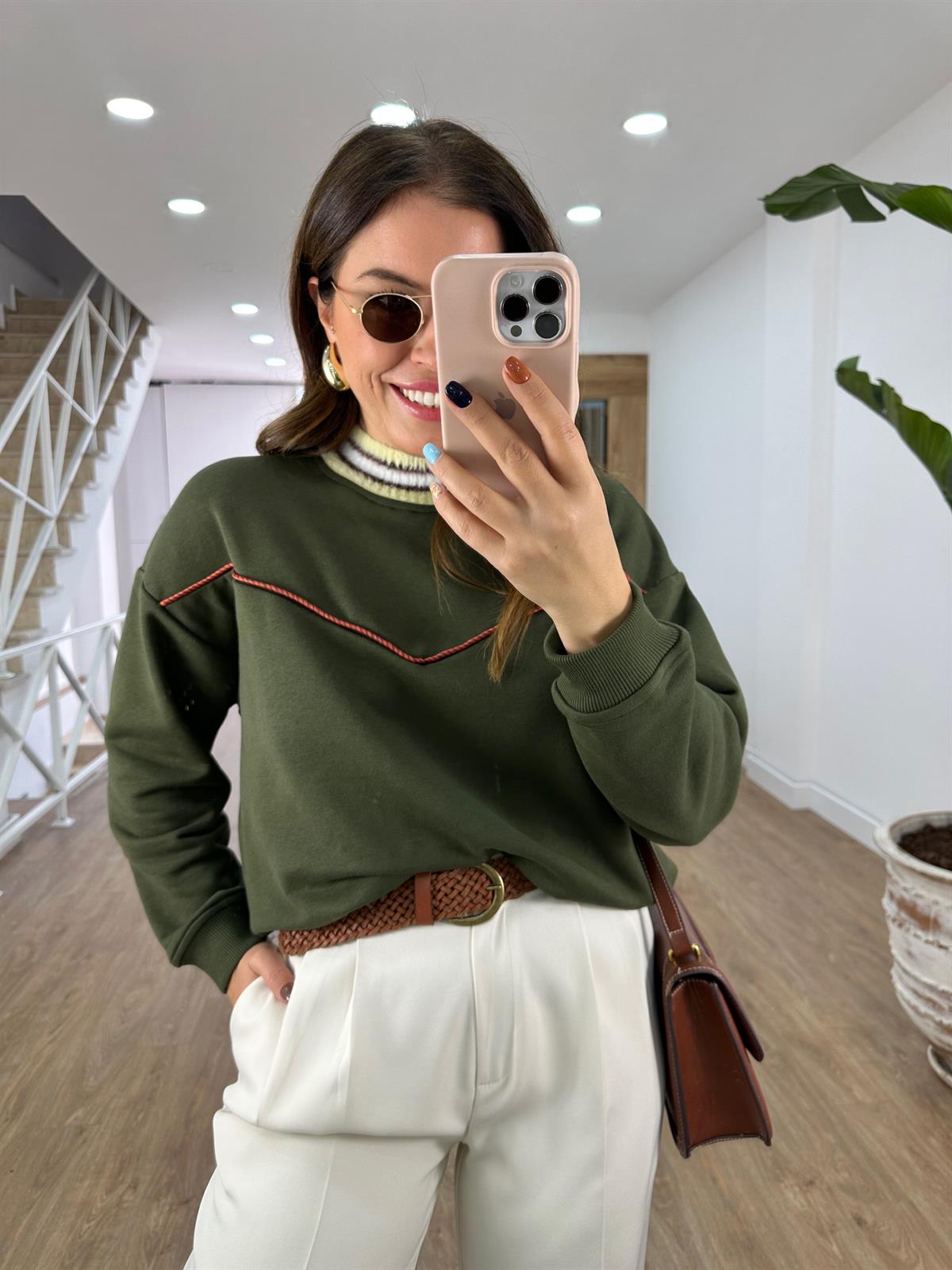 Marka Model Yakası Tüylü Sweatshirt