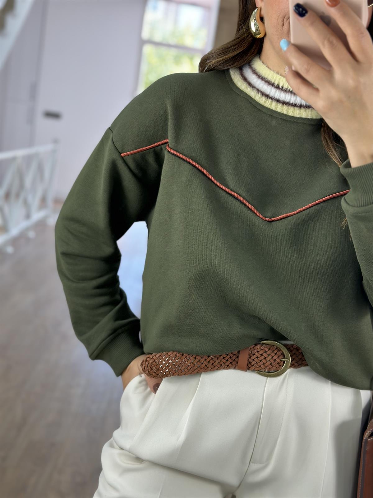 Marka Model Yakası Tüylü Sweatshirt