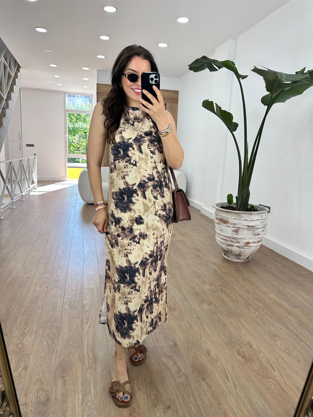 Kahverengi Desenli Yandan Yırtmaçlı Elbise