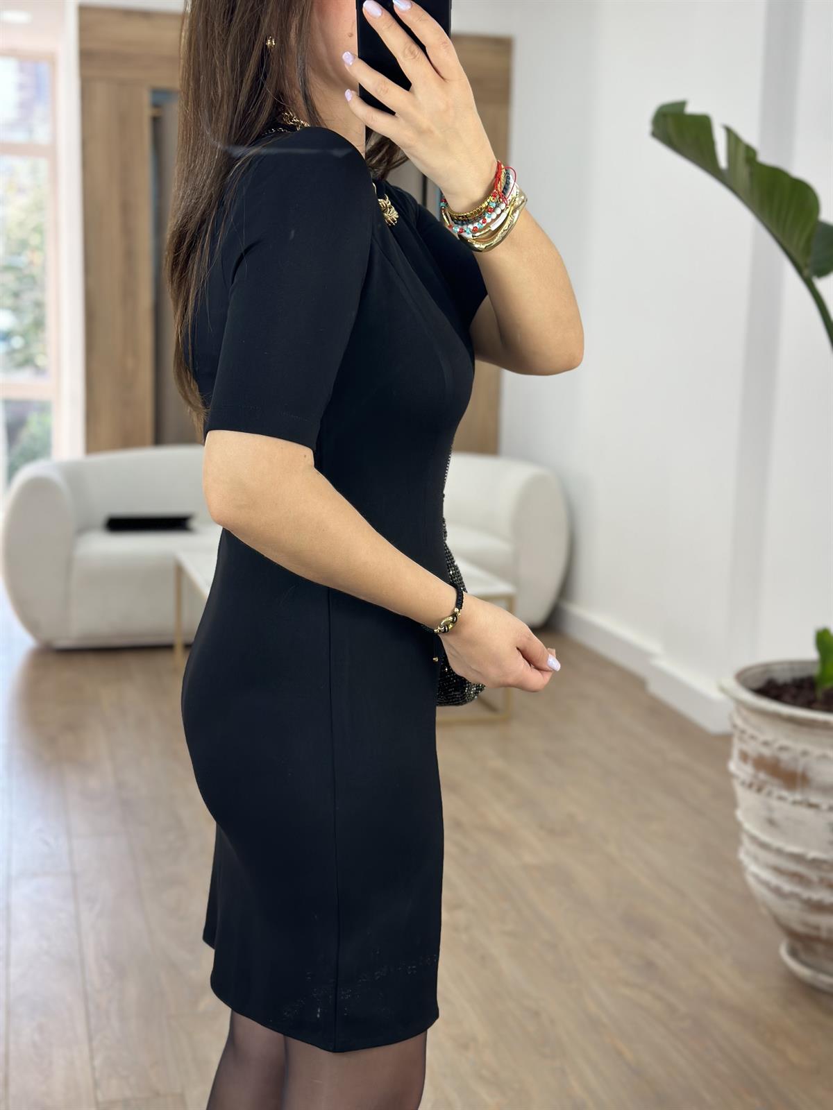 Minik Yırtmaçlı Likralı Kısa Kollu Elbise-Siyah