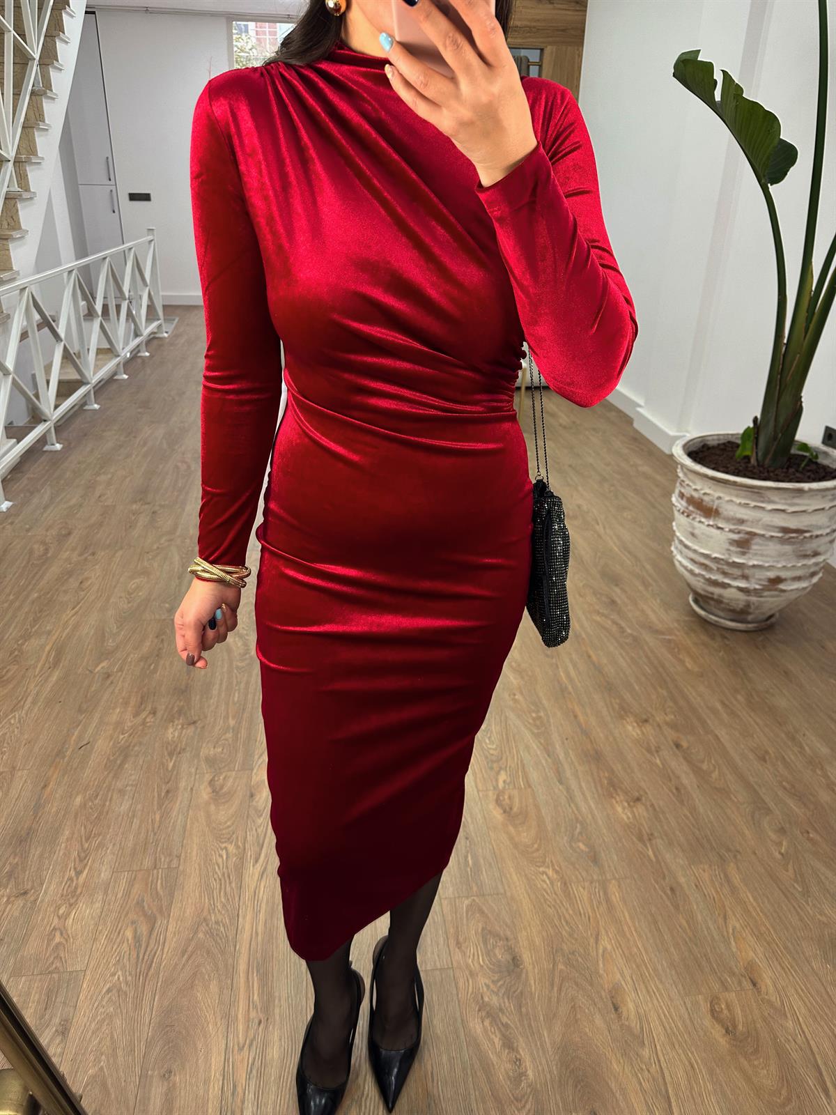 Omuz ve Bel Drapeli Kadife Elbise-Kırmızı