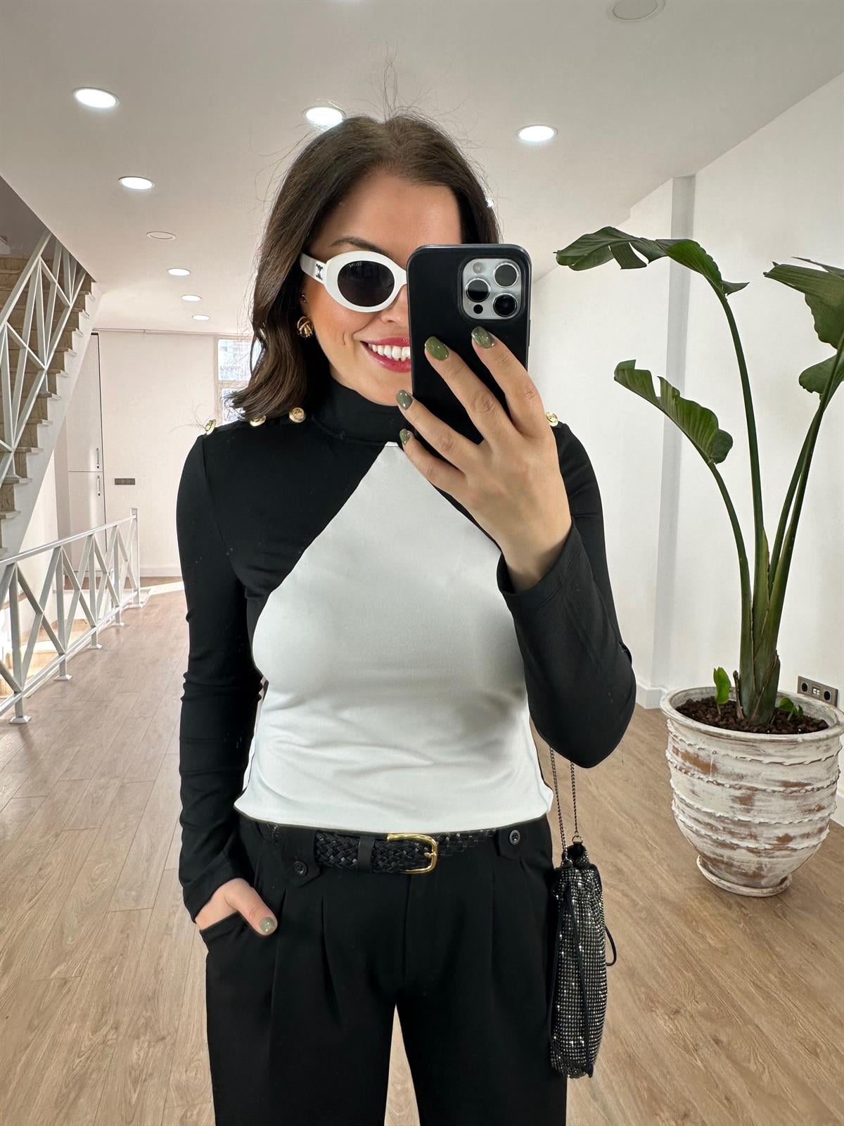 Omuzları Düğmeli Asimetrik Bluz