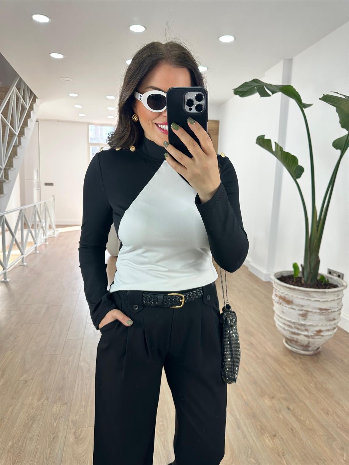 Omuzları Düğmeli Asimetrik Bluz