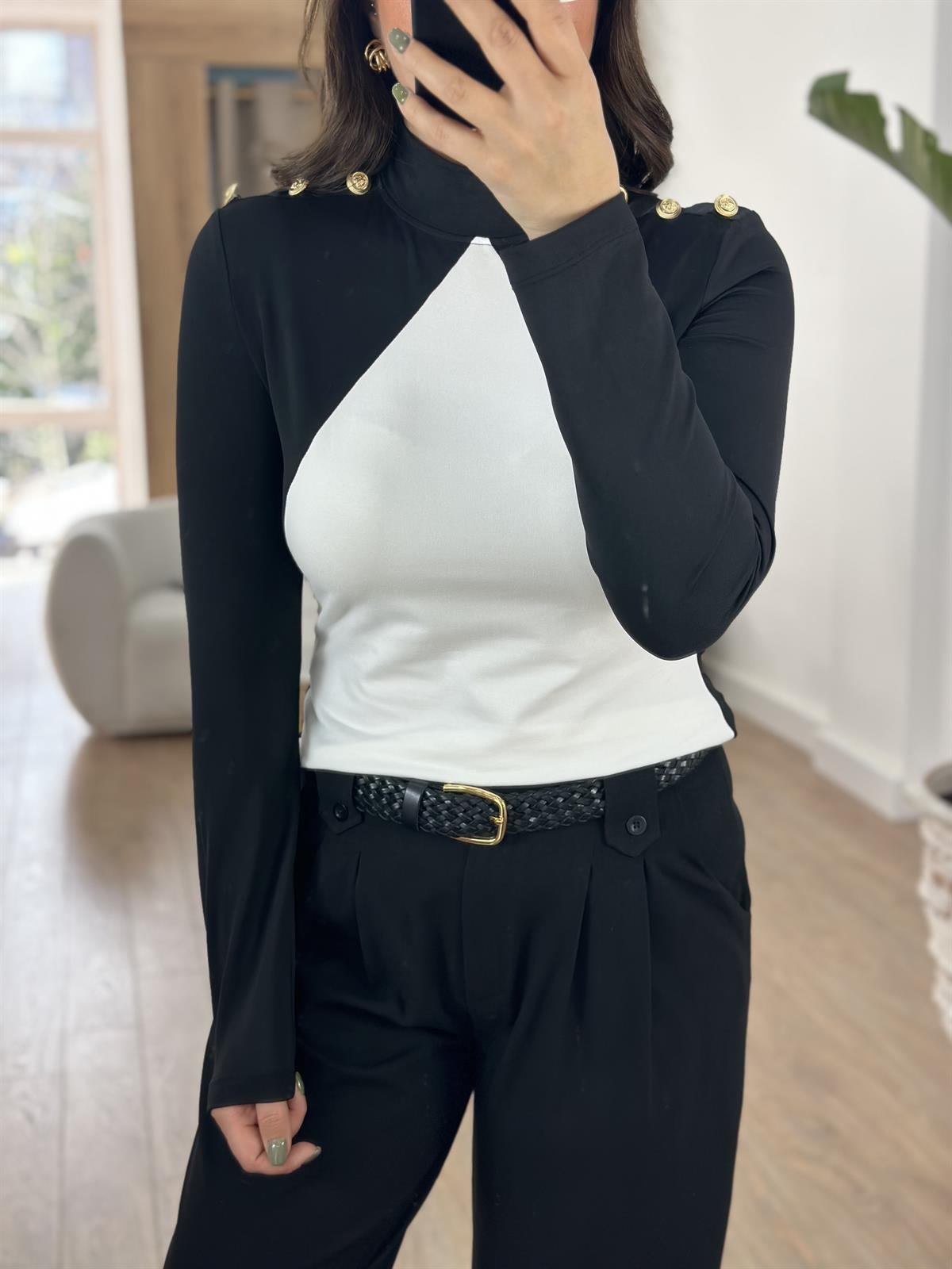 Omuzları Düğmeli Asimetrik Bluz