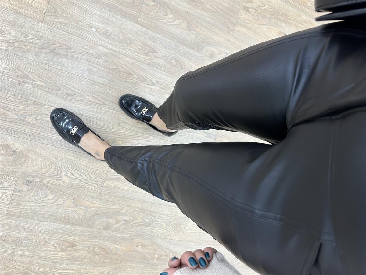 Önden Dikiş Detaylı Cepli Deri Pantolon-Siyah