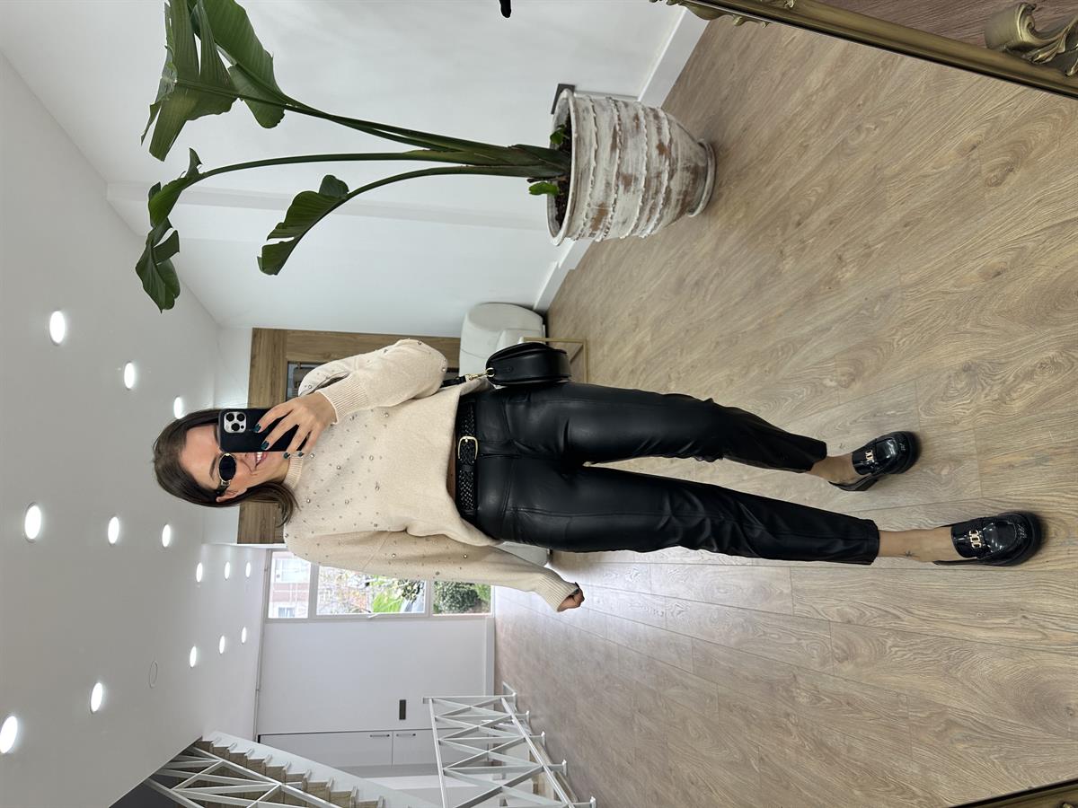 Önden Dikiş Detaylı Cepli Deri Pantolon-Siyah