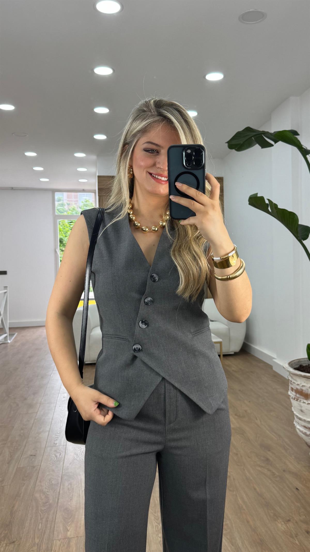 Önü Çapraz Düğmeli Yelekli Takım-Gri