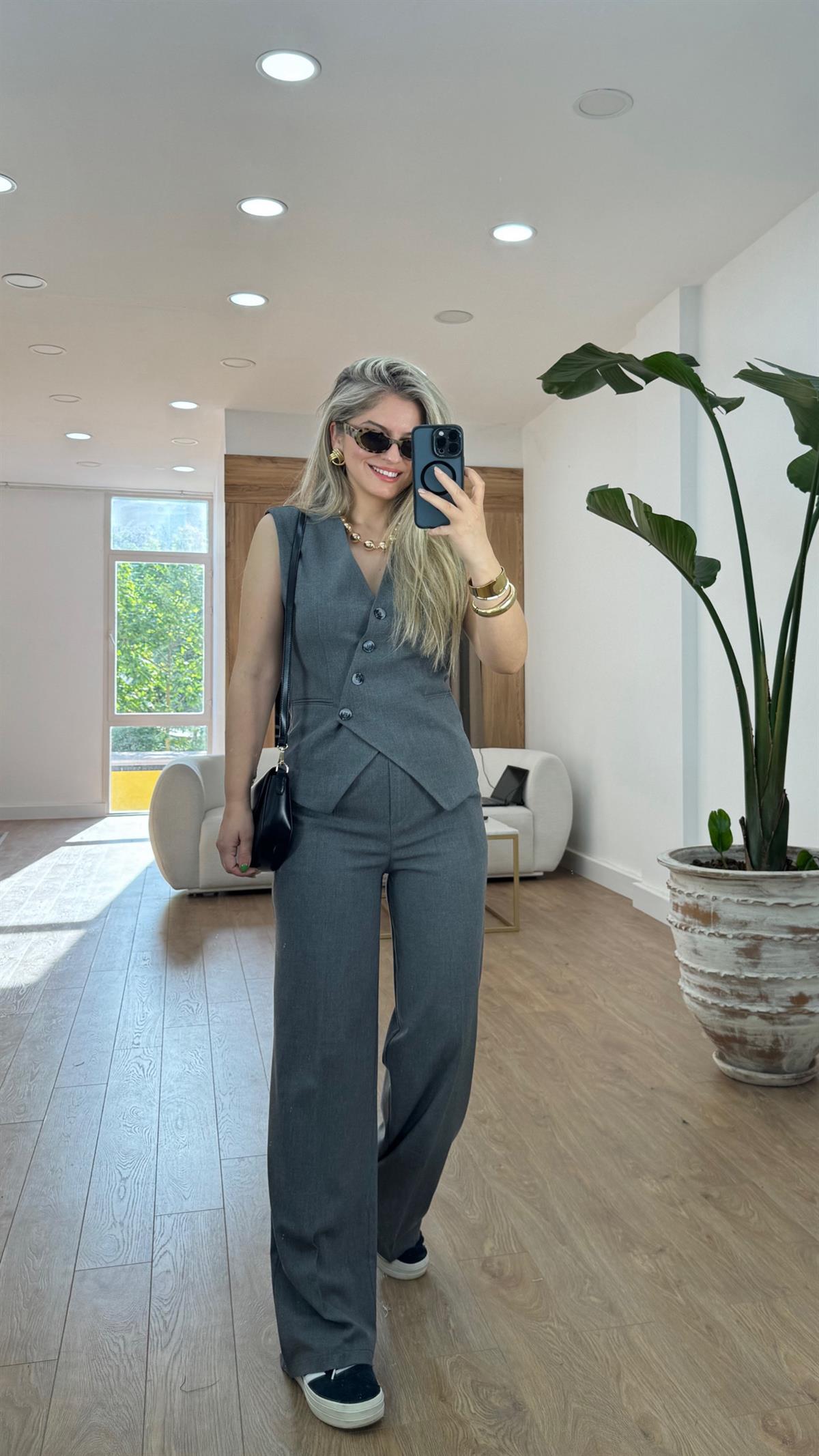 Önü Çapraz Düğmeli Yelekli Takım-Gri