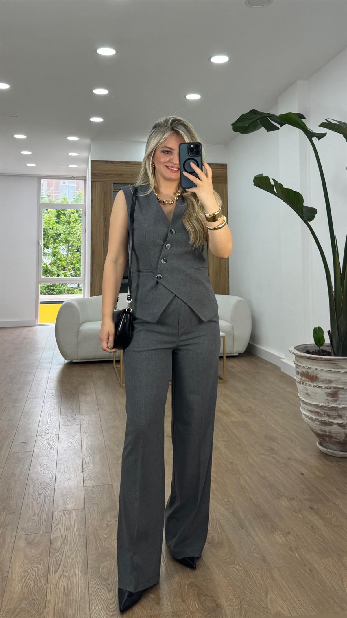 Önü Çapraz Düğmeli Yelekli Takım-Gri