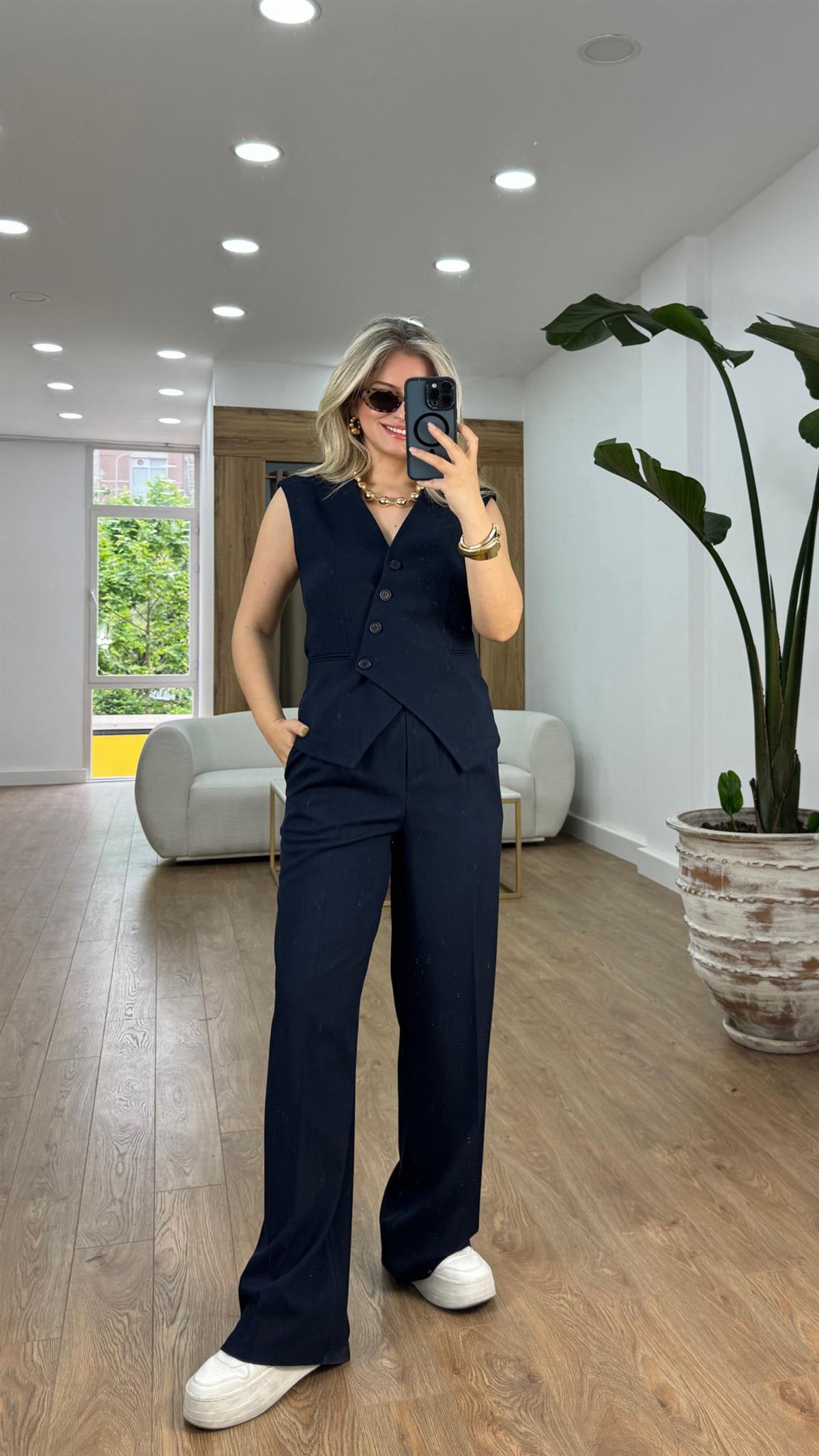 Önü Çapraz Düğmeli Yelekli Takım Lacivert