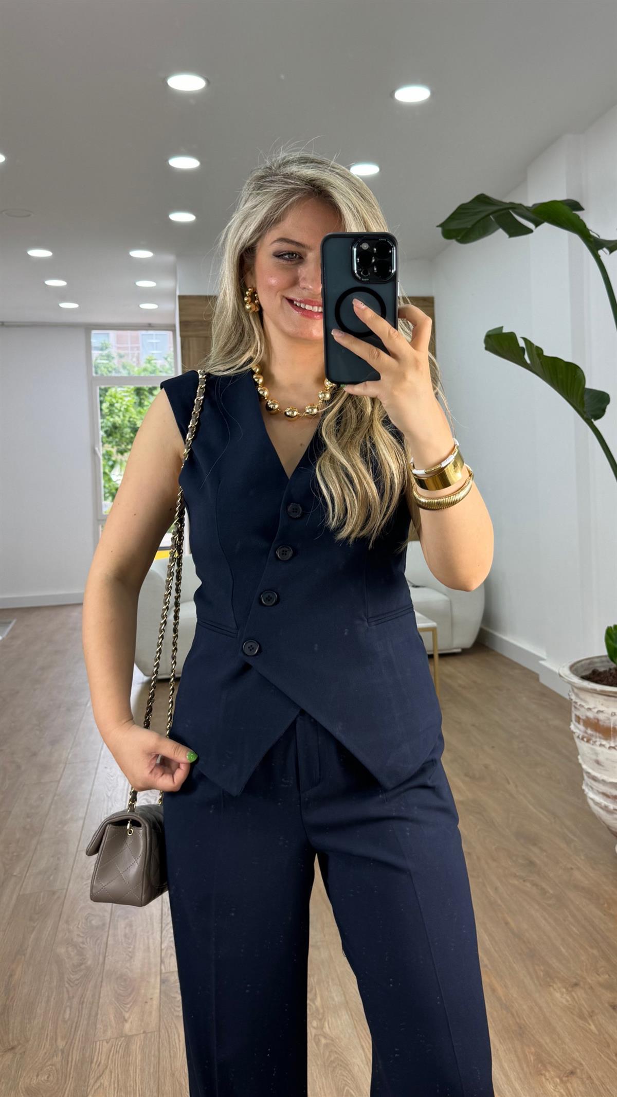 Önü Çapraz Düğmeli Yelekli Takım Lacivert