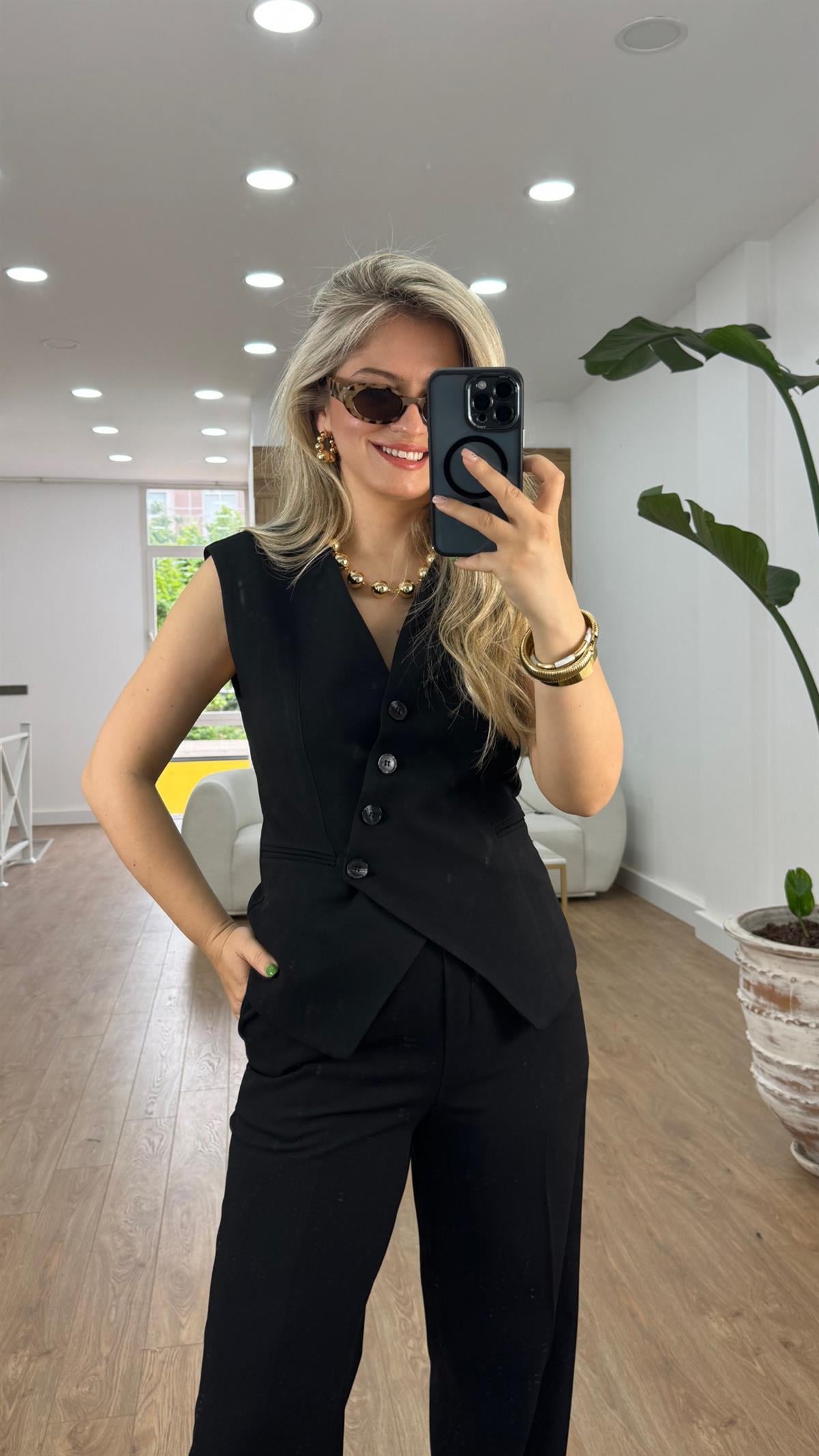 Önü Çapraz Düğmeli Yelekli Takım-Siyah