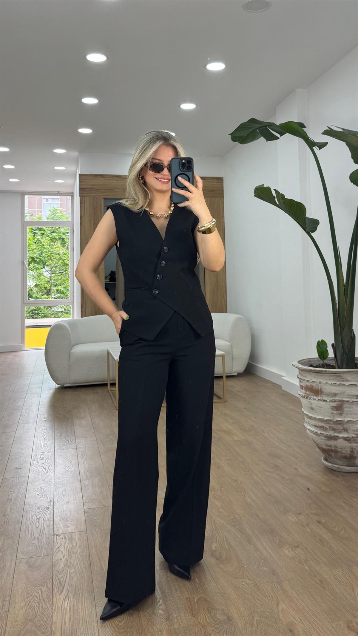 Önü Çapraz Düğmeli Yelekli Takım-Siyah