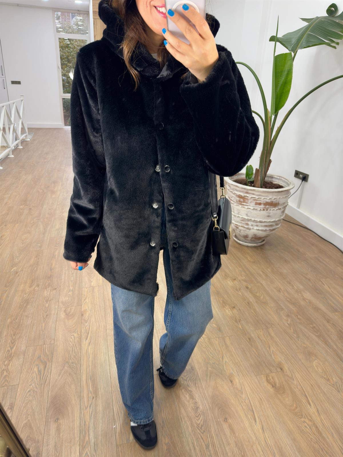 Önü Çıtçıtlı Kapüşonlu Peluş Kürk-Siyah