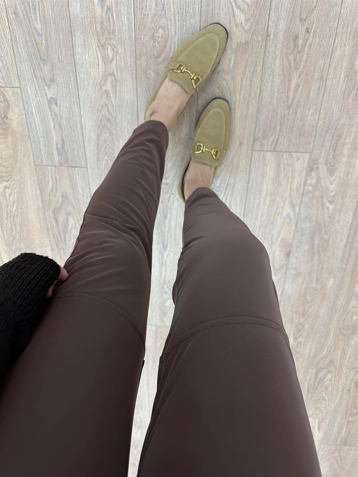 Özel Dokulu Mat Deri Pantolon - Kahverengi