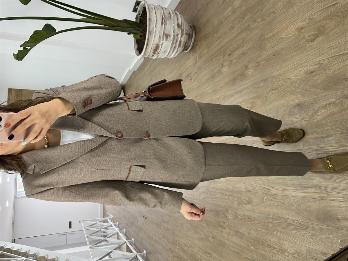 Özel Seri Deri Garnili Takım-Kahverengi