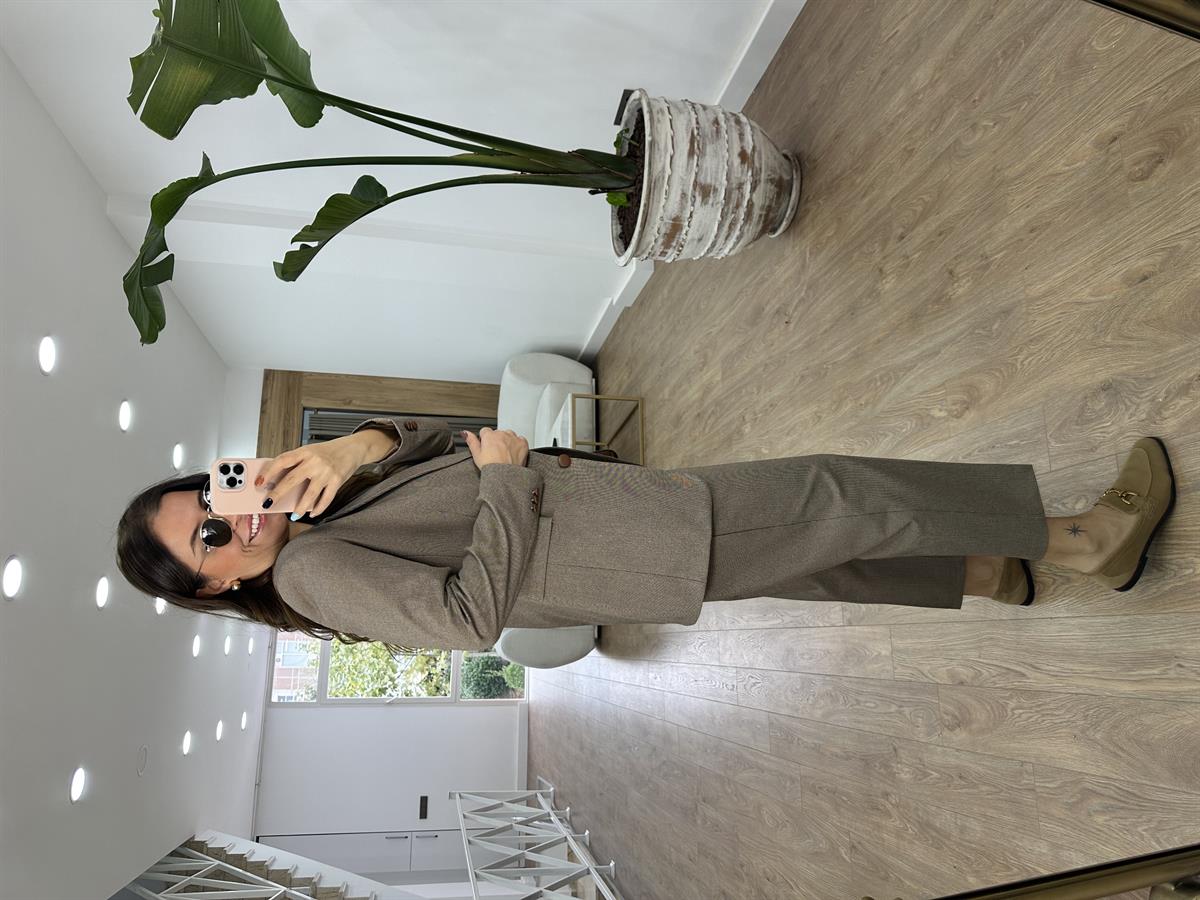 Özel Seri Deri Garnili Takım-Kahverengi