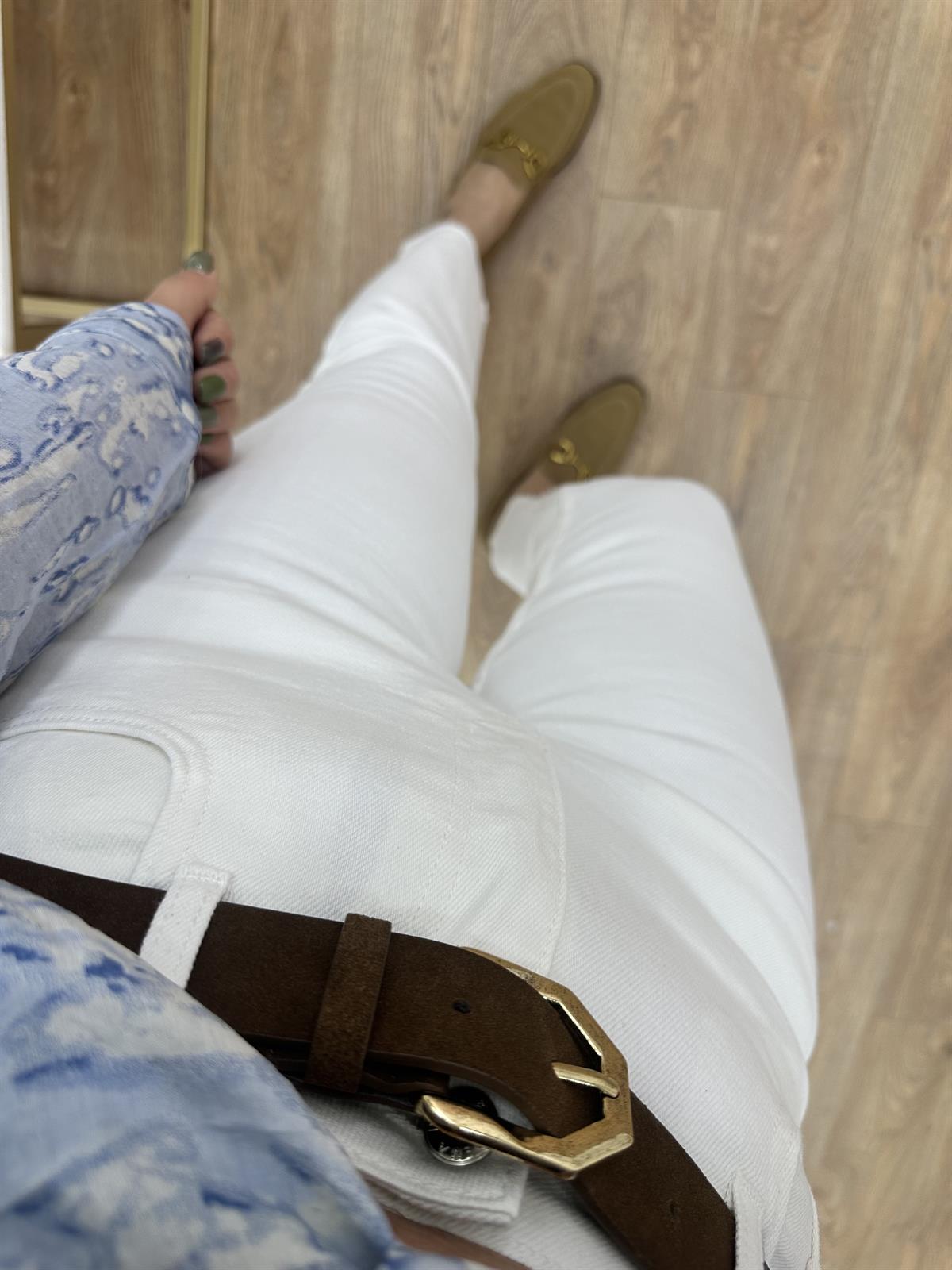 Paçası Kesik Boyfıt Jean-Beyaz