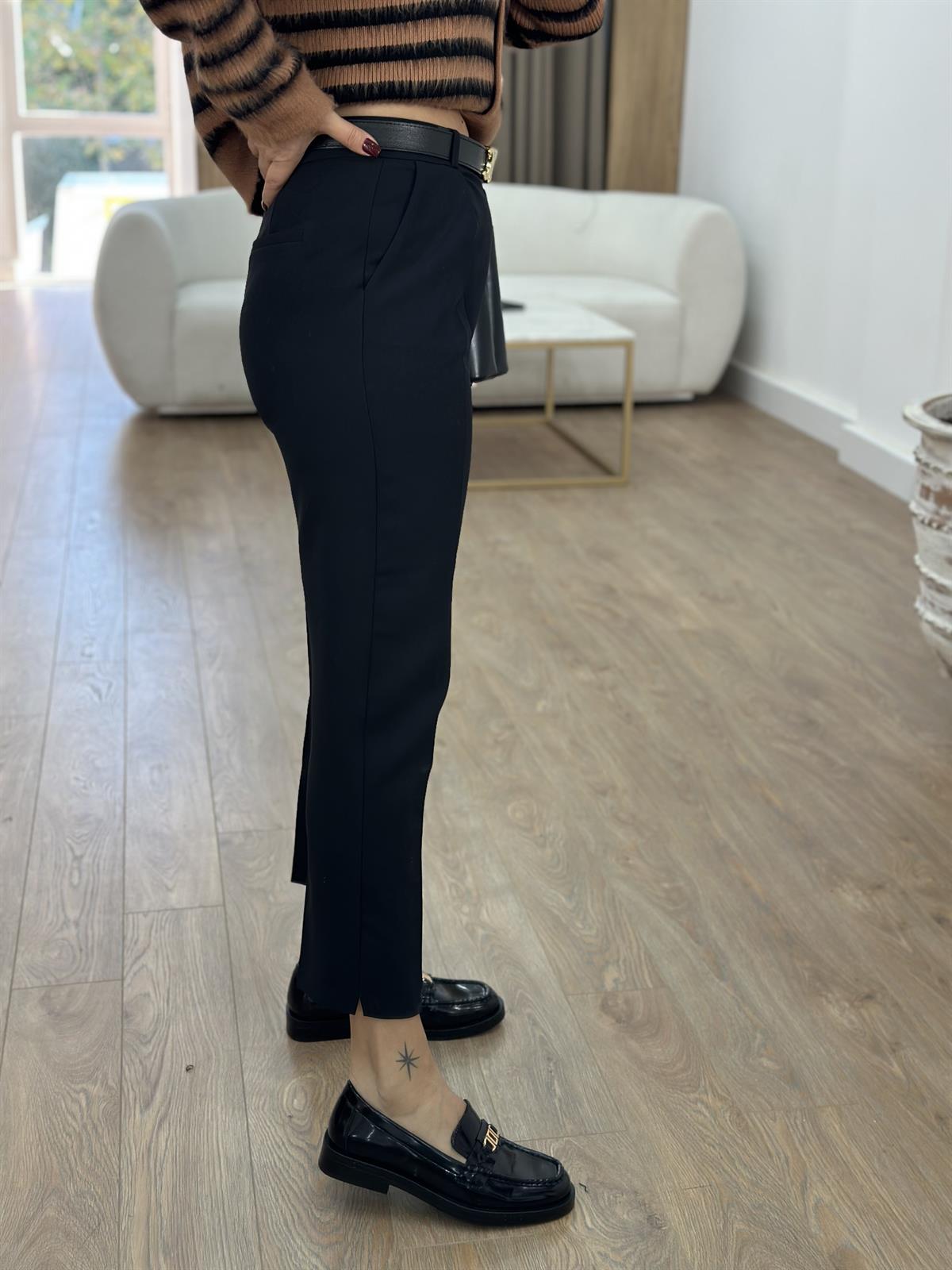 Paçası Yırtmaçlı Likralı Havuç Pantolon-Siyah