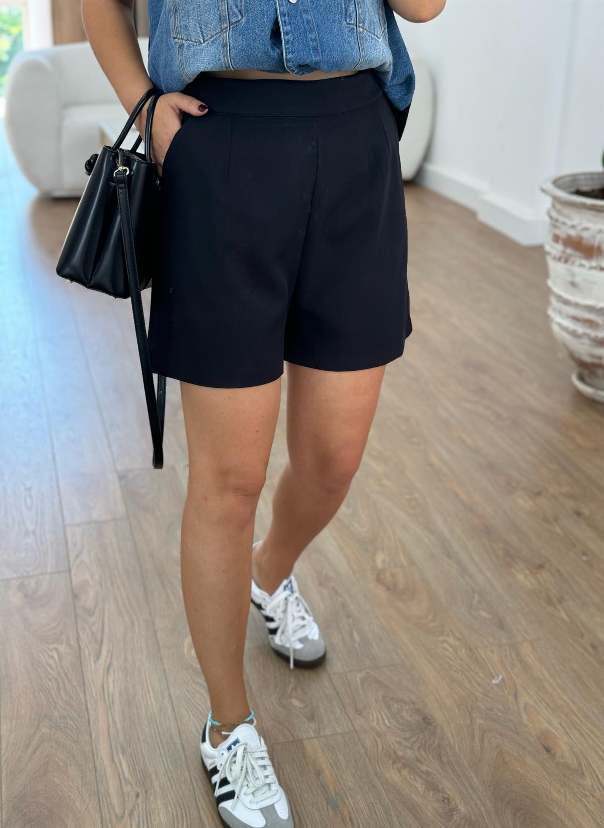 Pens Detay Krep Şort-Siyah