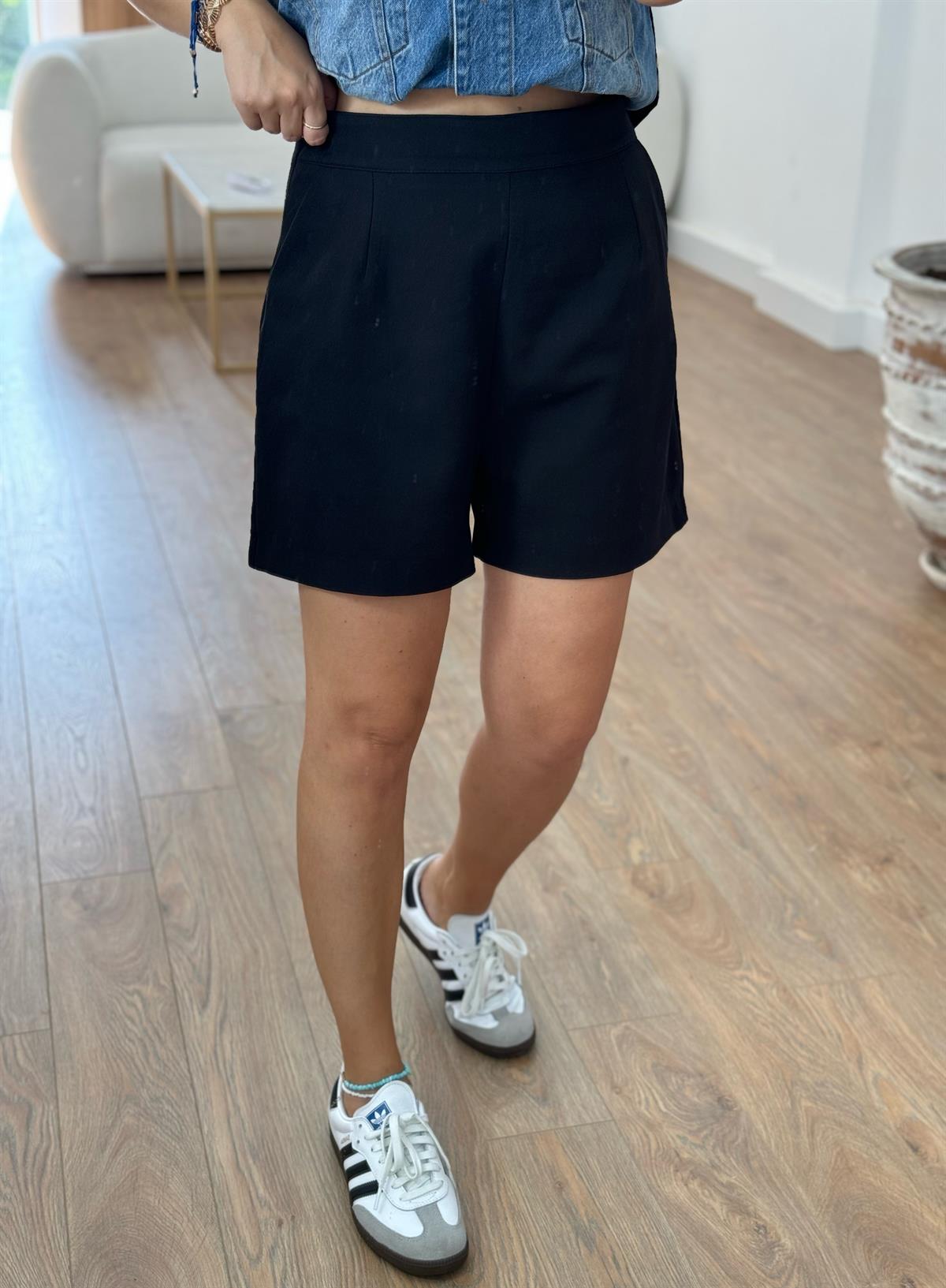 Pens Detay Krep Şort-Siyah