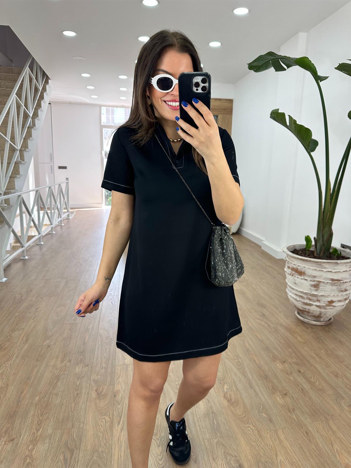 Polo Yaka Beyaz Dikiş Detaylı Elbise-Siyah