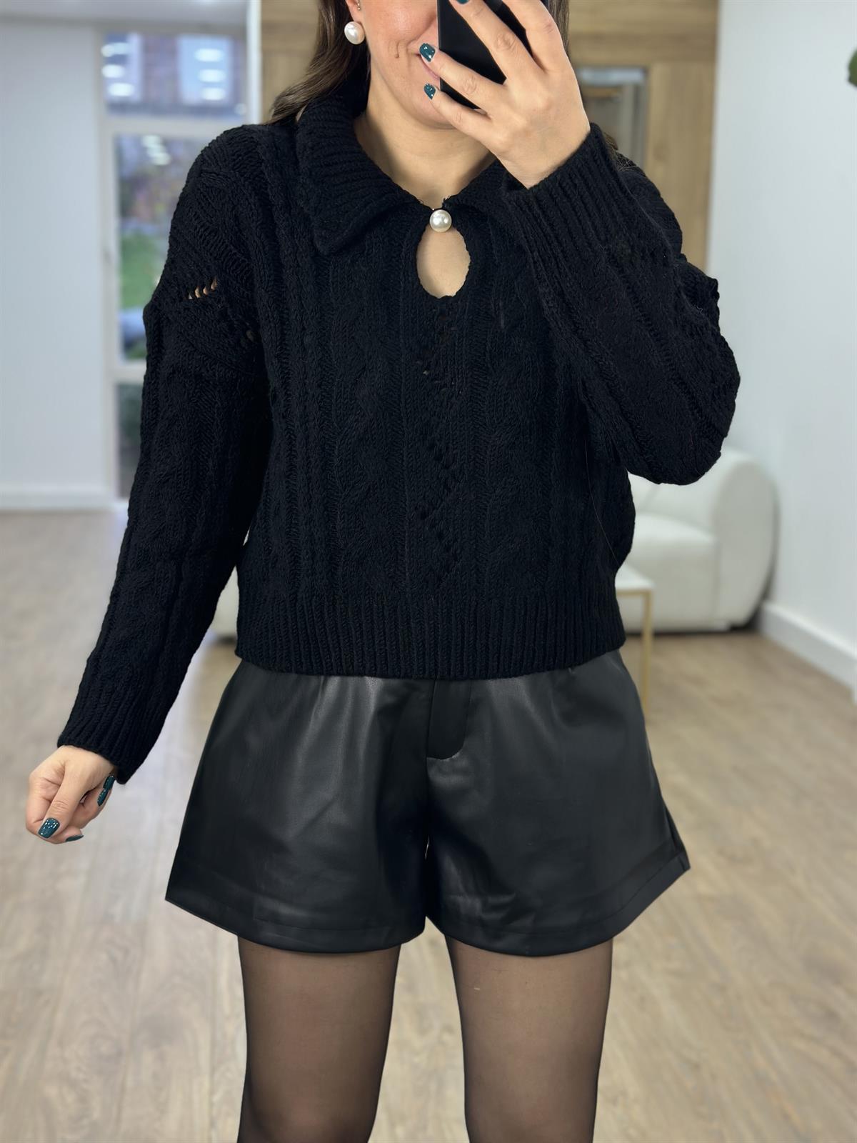 Polo Yaka İnci Düğmeli Kazak-Siyah