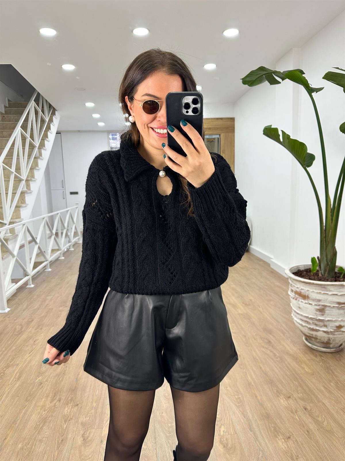 Polo Yaka İnci Düğmeli Kazak-Siyah