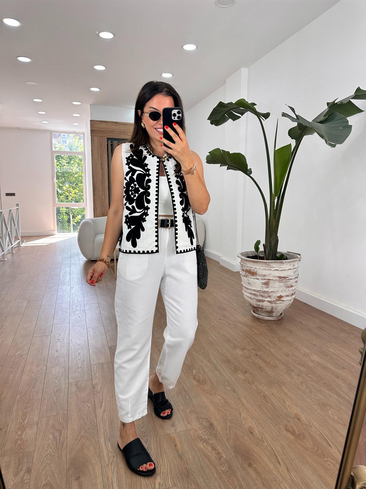 Siyah Nakışlı Yelek