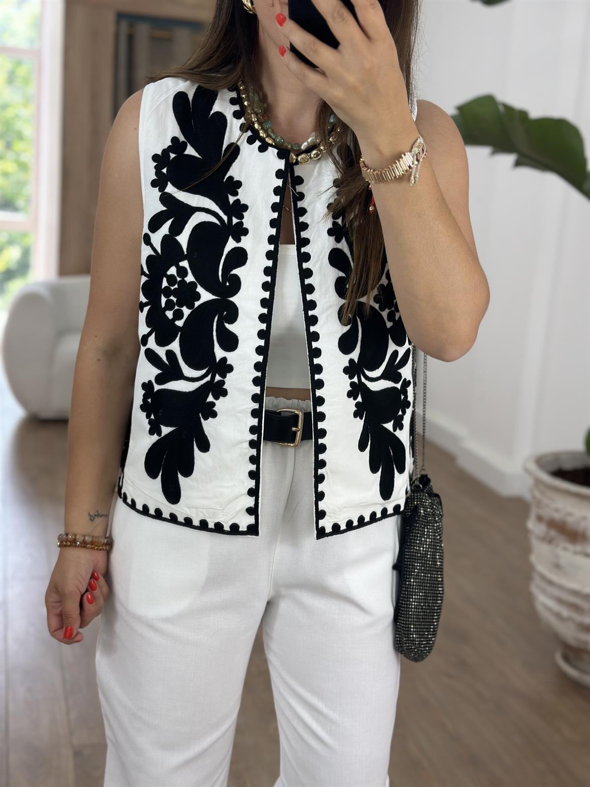 Siyah Nakışlı Yelek