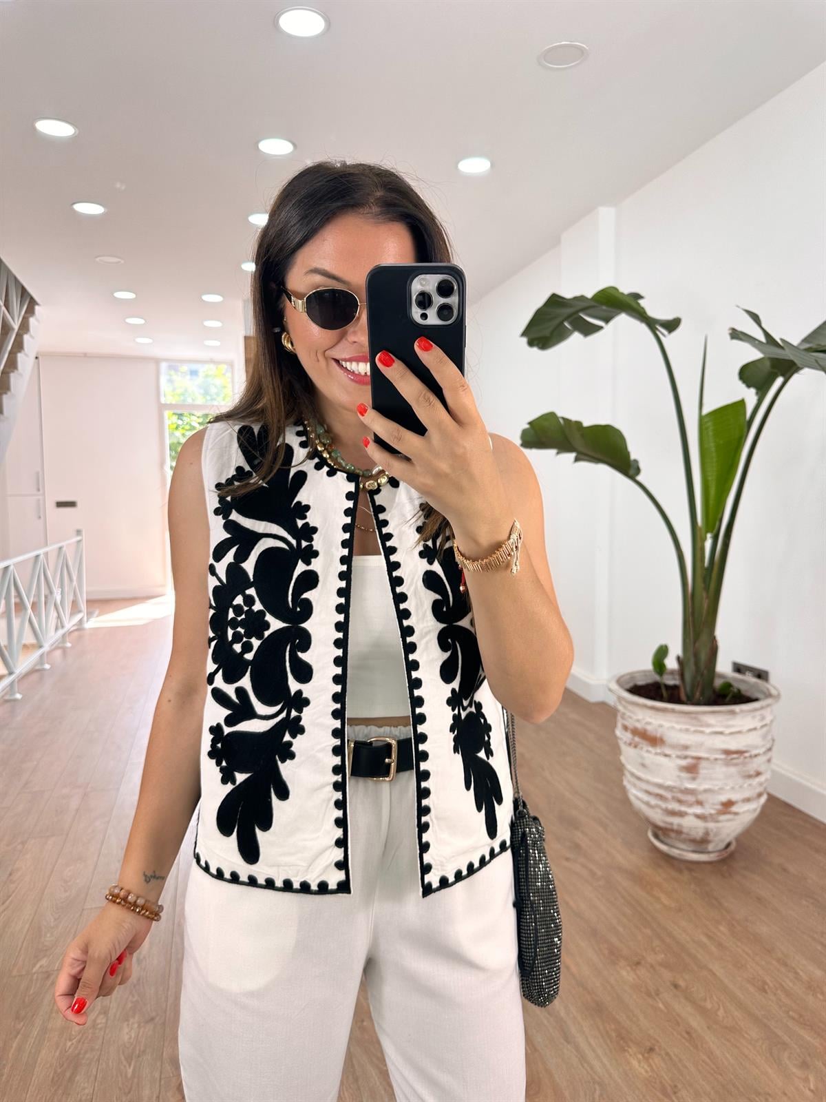 Siyah Nakışlı Yelek