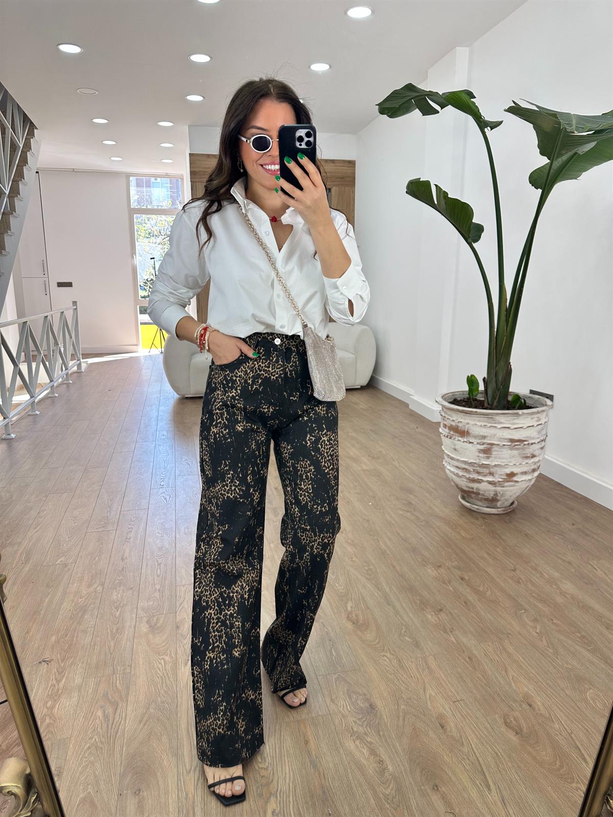 Siyah Üzeri Leopar Detay Straight Jean