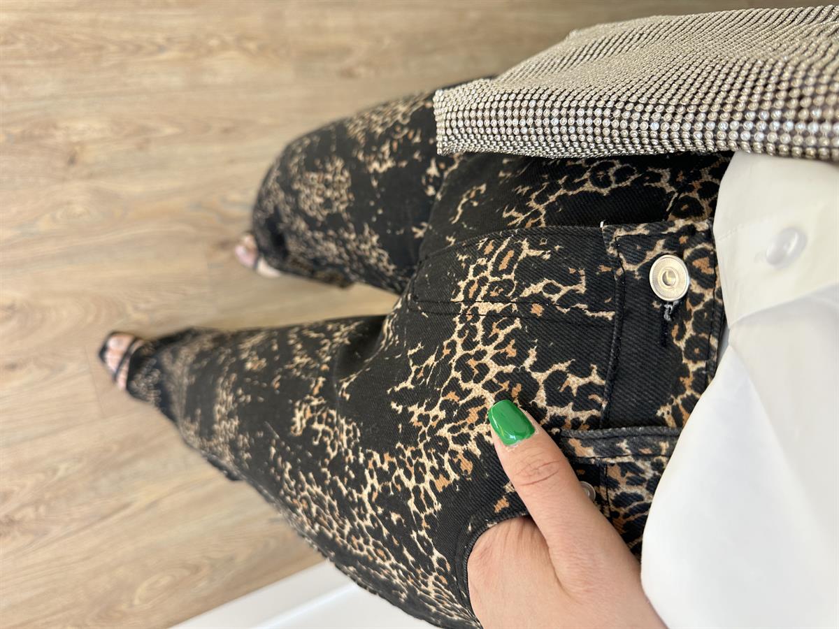 Siyah Üzeri Leopar Detay Straight Jean