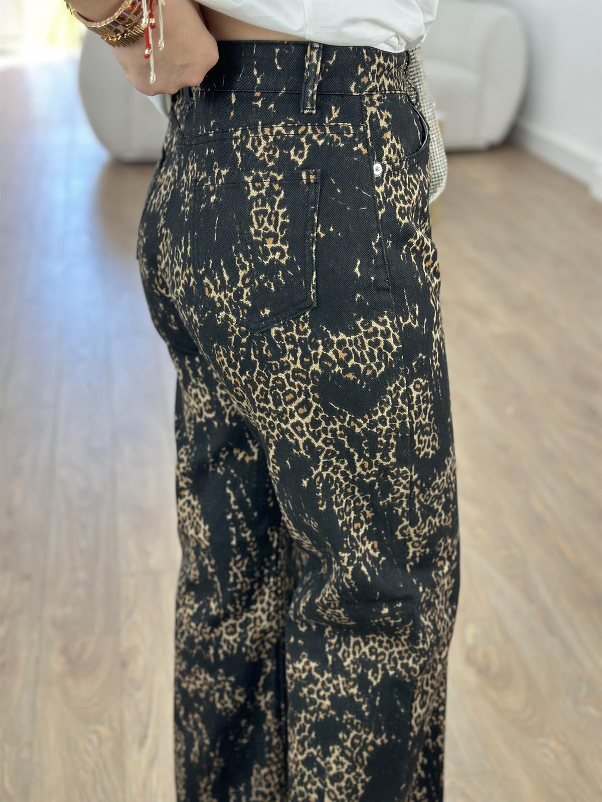 Siyah Üzeri Leopar Detay Straight Jean
