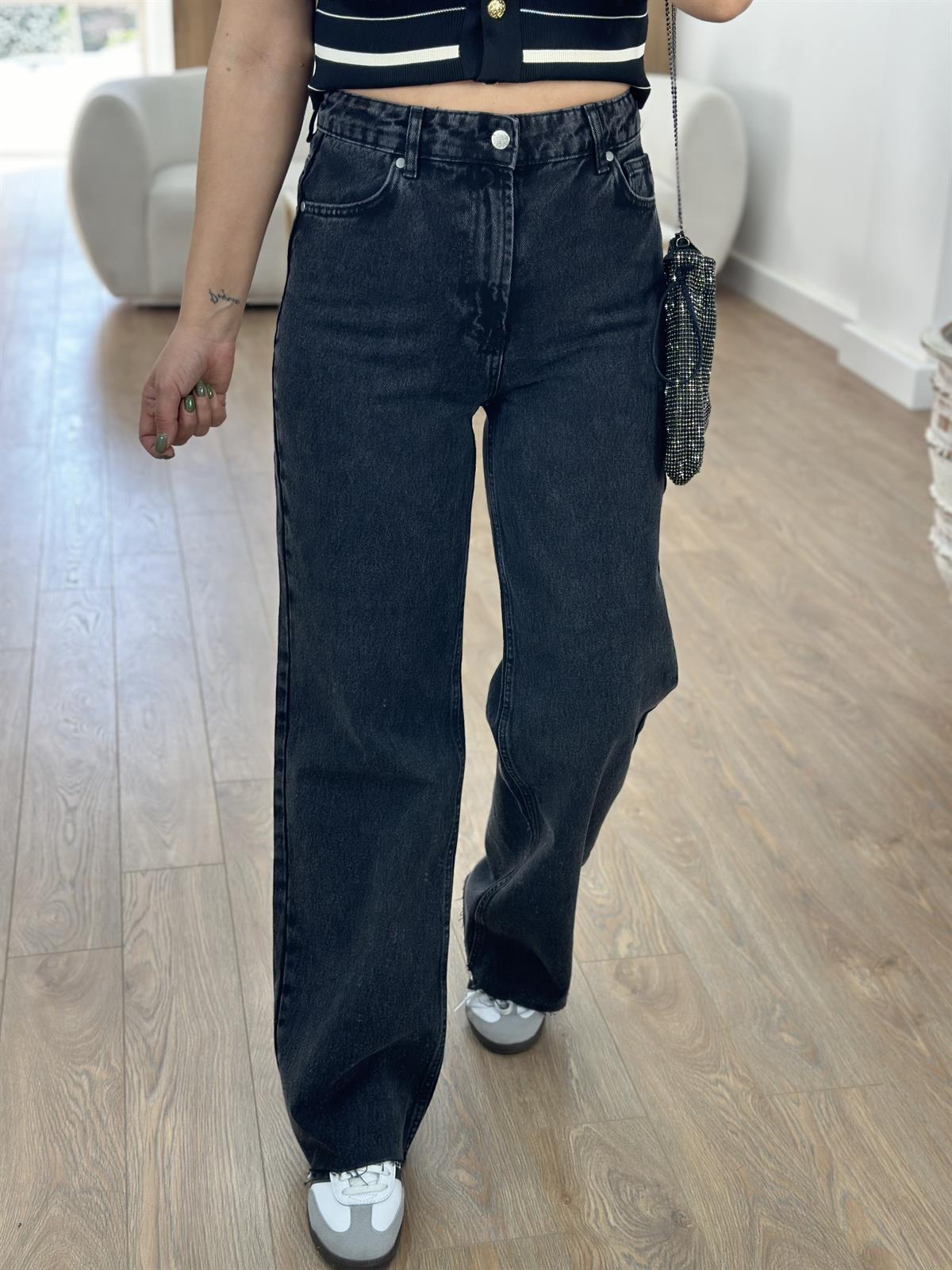 Siyah Yıkamalı Straight Jean
