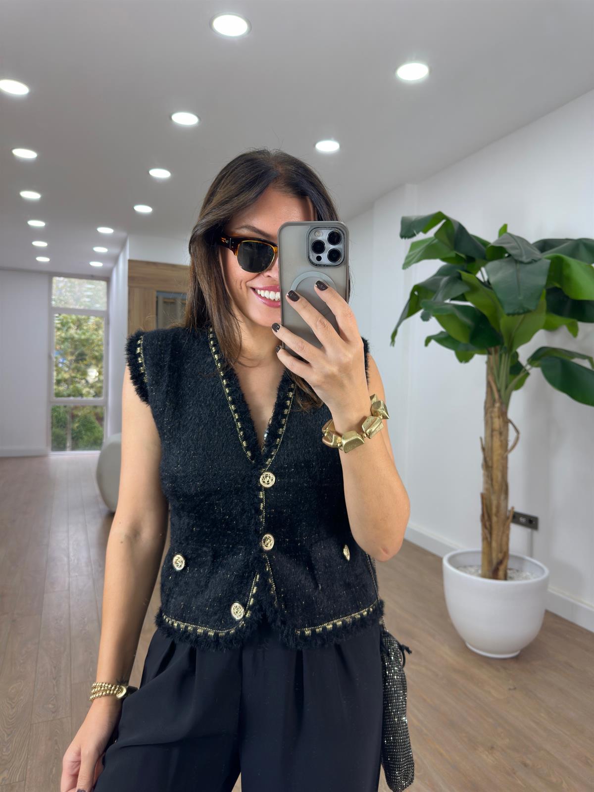 Süs Cepli Gold İşlemeli Angora Yelek - Siyah