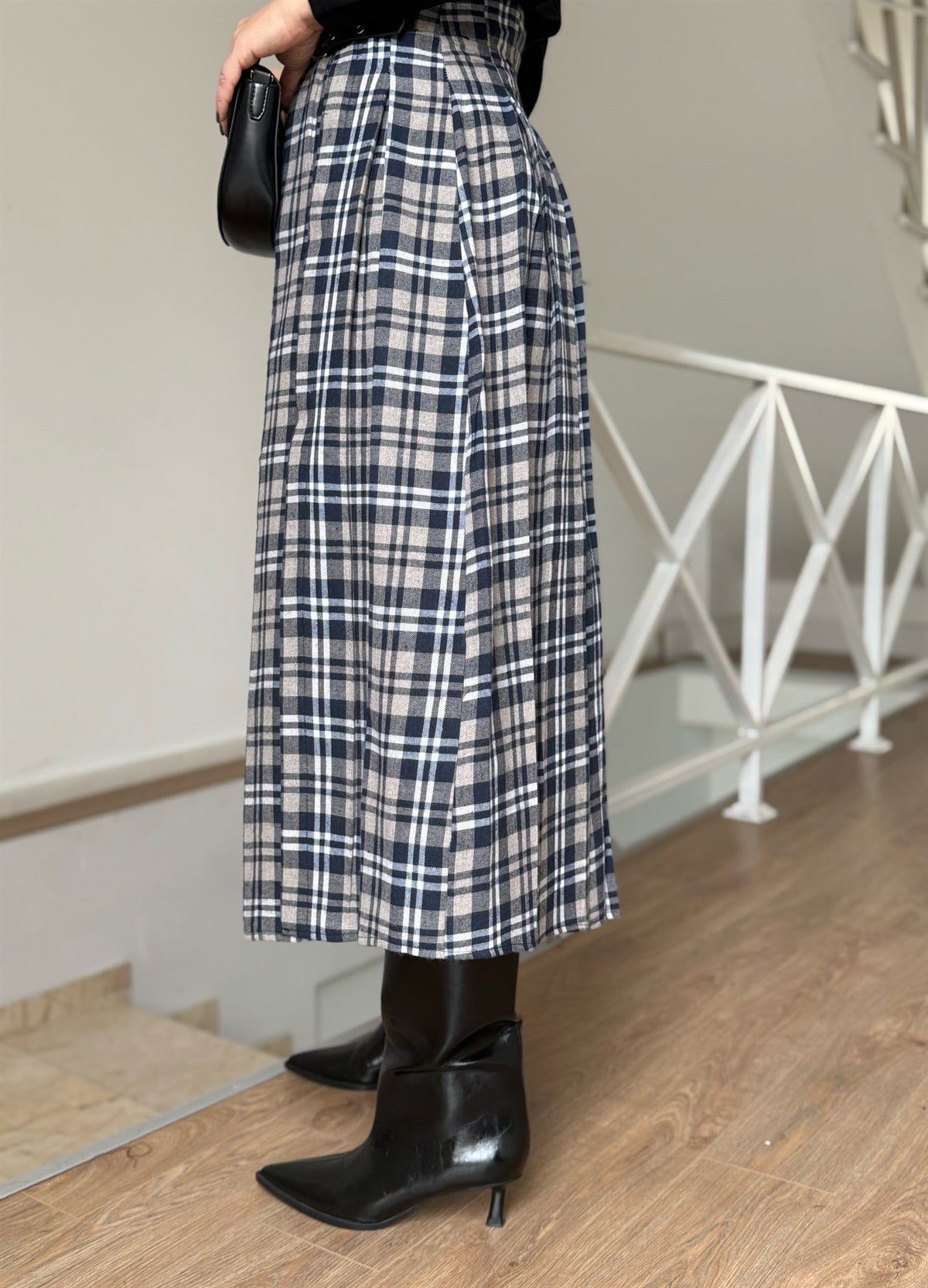 Süs Kemer Detaylı Ekoseli Pileli Midi Etek 