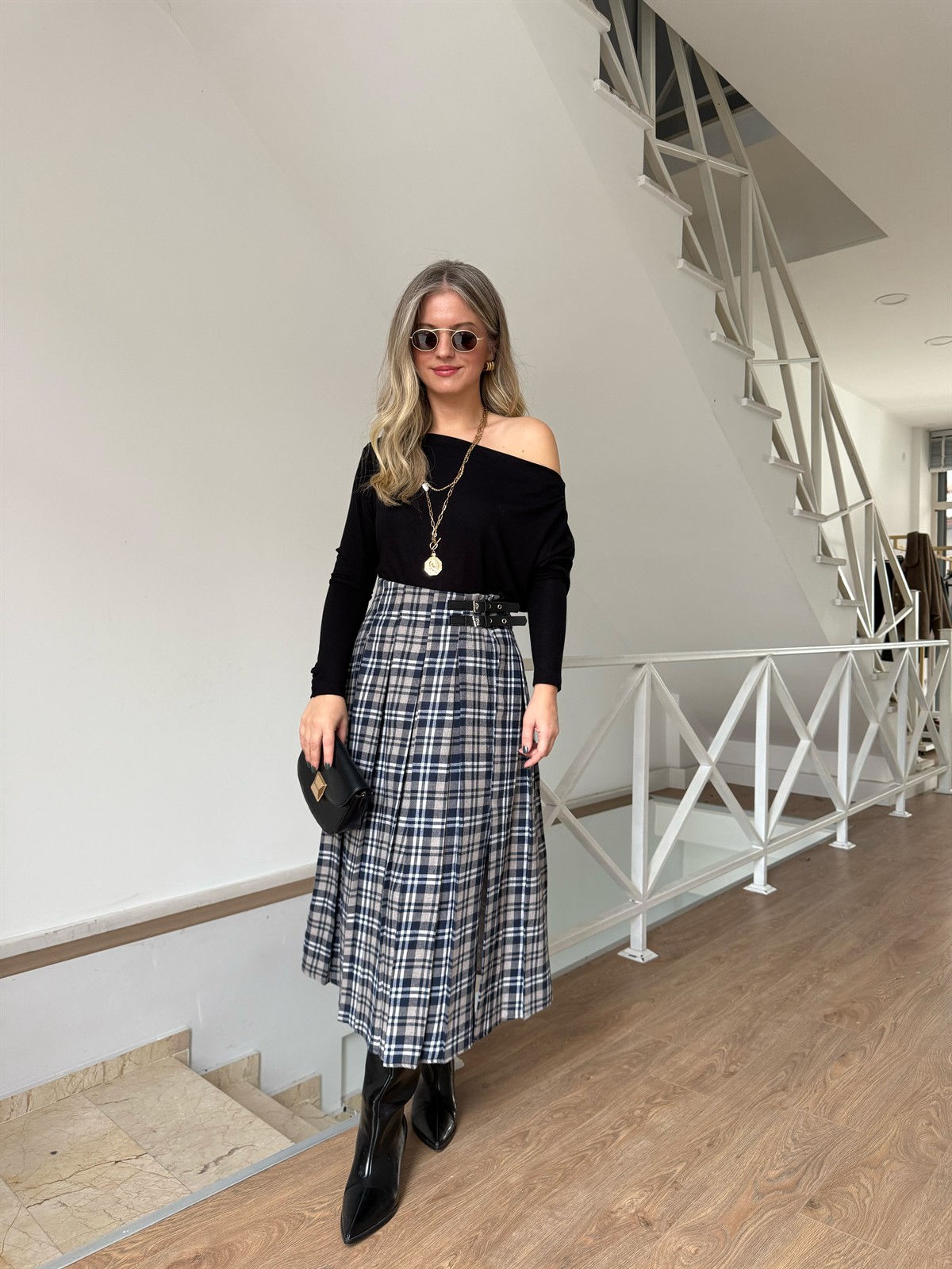 Süs Kemer Detaylı Ekoseli Pileli Midi Etek 