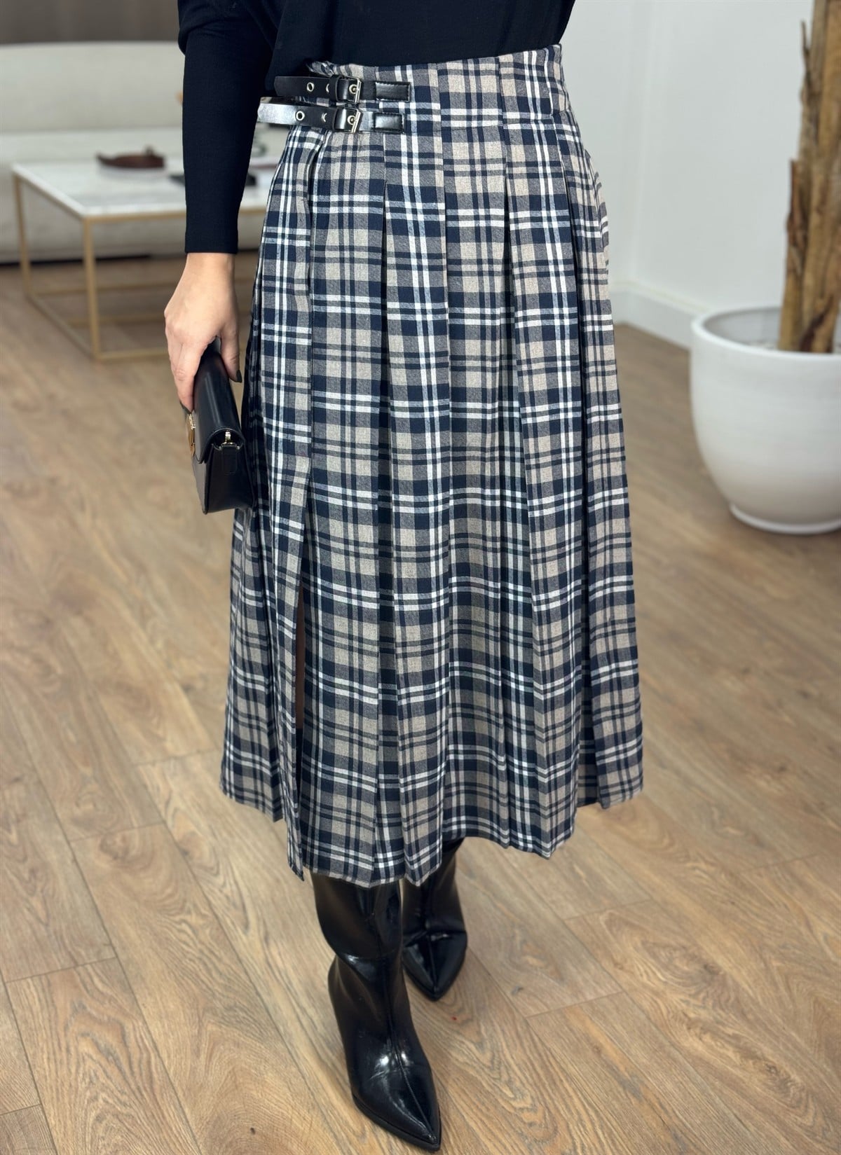 Süs Kemer Detaylı Ekoseli Pileli Midi Etek 