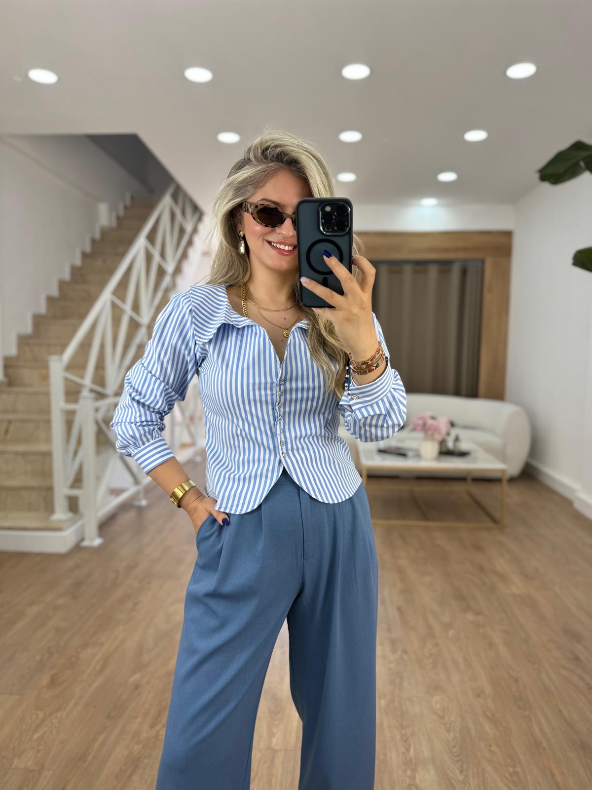 Taş Düğmeli Çizgili Gömlek-Mavi