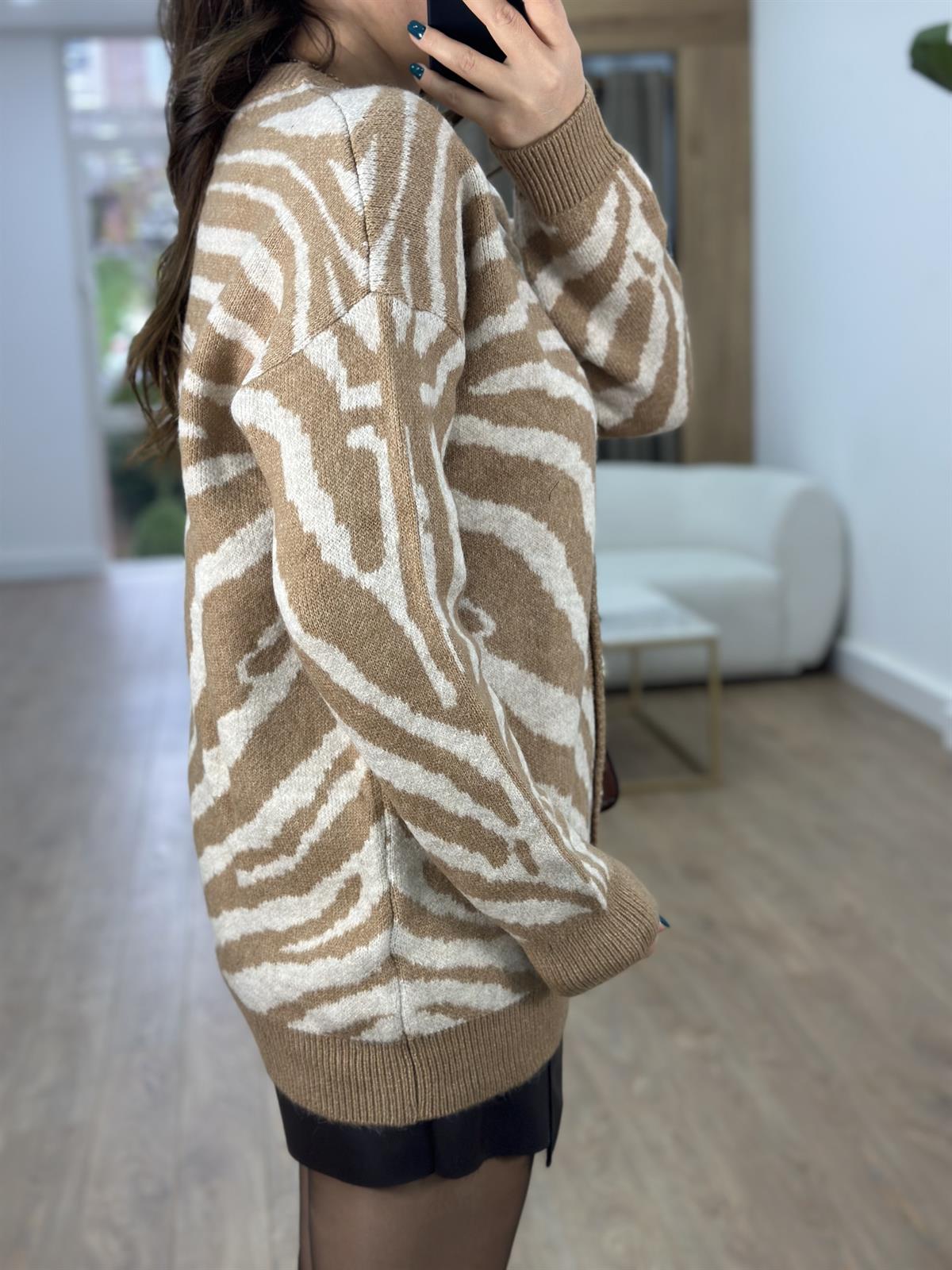 Taş Düğmeli Zebra Desen Hırka-Bej