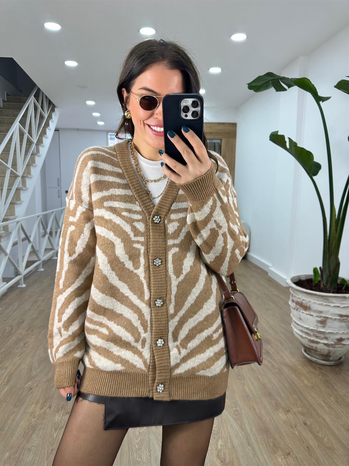 Taş Düğmeli Zebra Desen Hırka-Bej