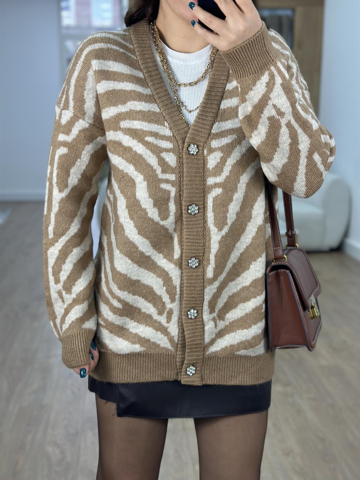 Taş Düğmeli Zebra Desen Hırka-Bej