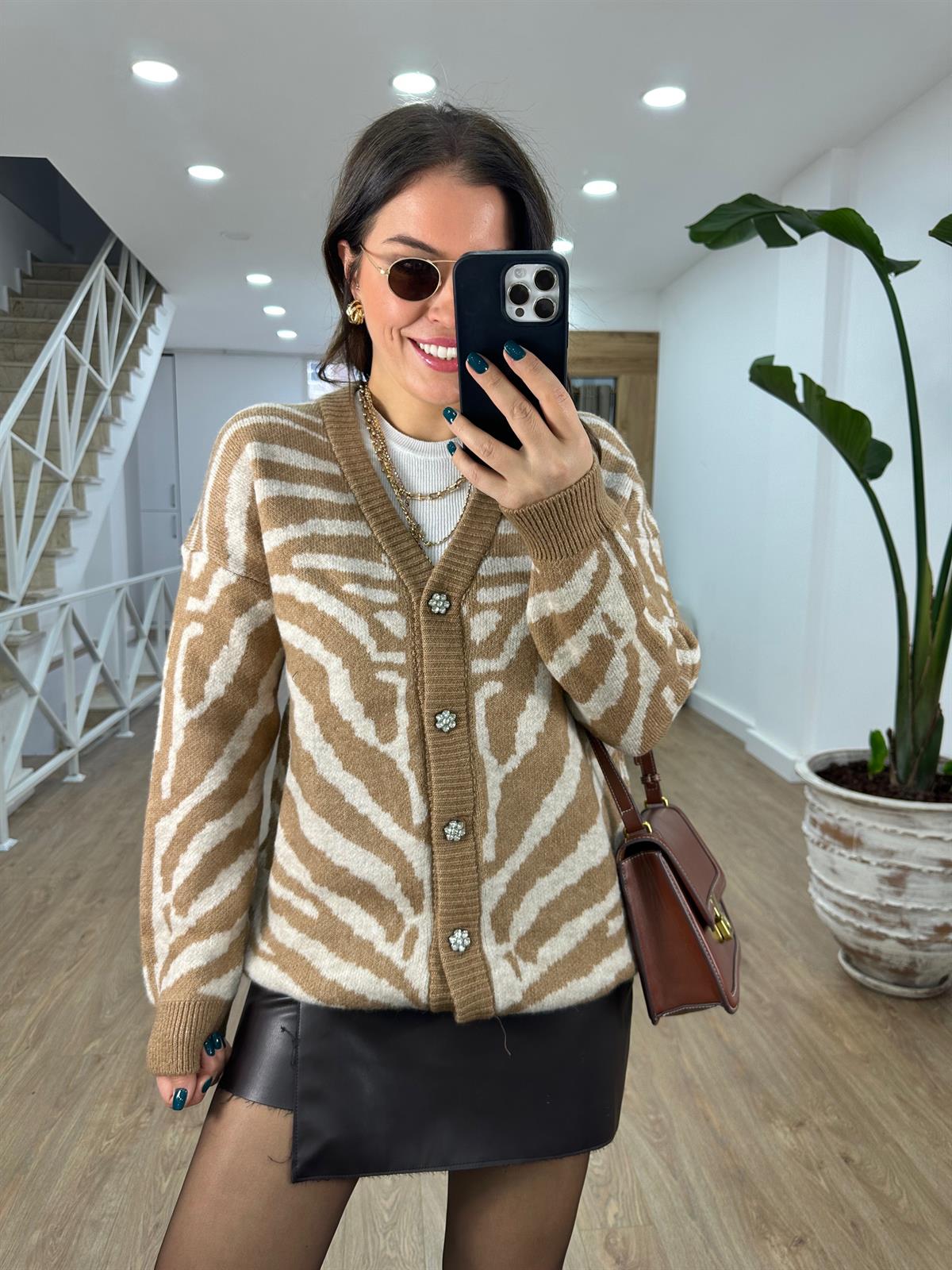 Taş Düğmeli Zebra Desen Hırka-Bej