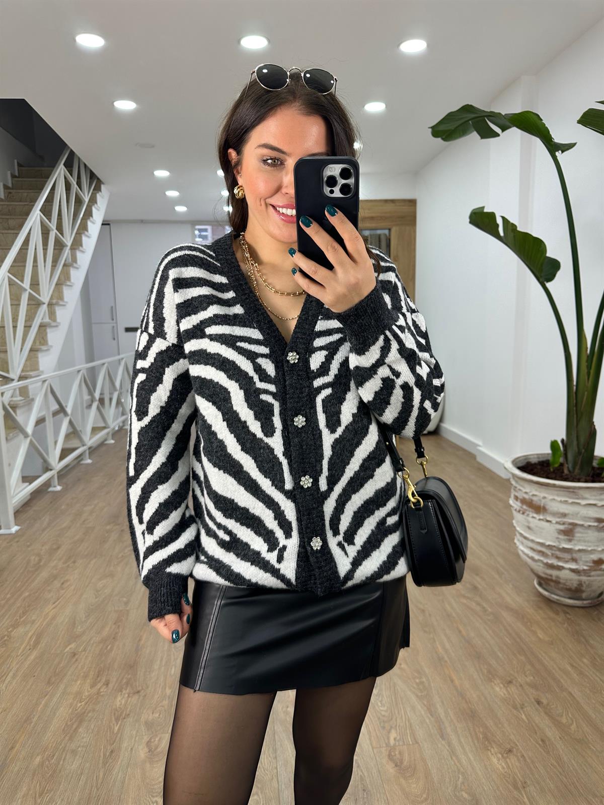 Taş Düğmeli Zebra Desen Hırka-Siyah