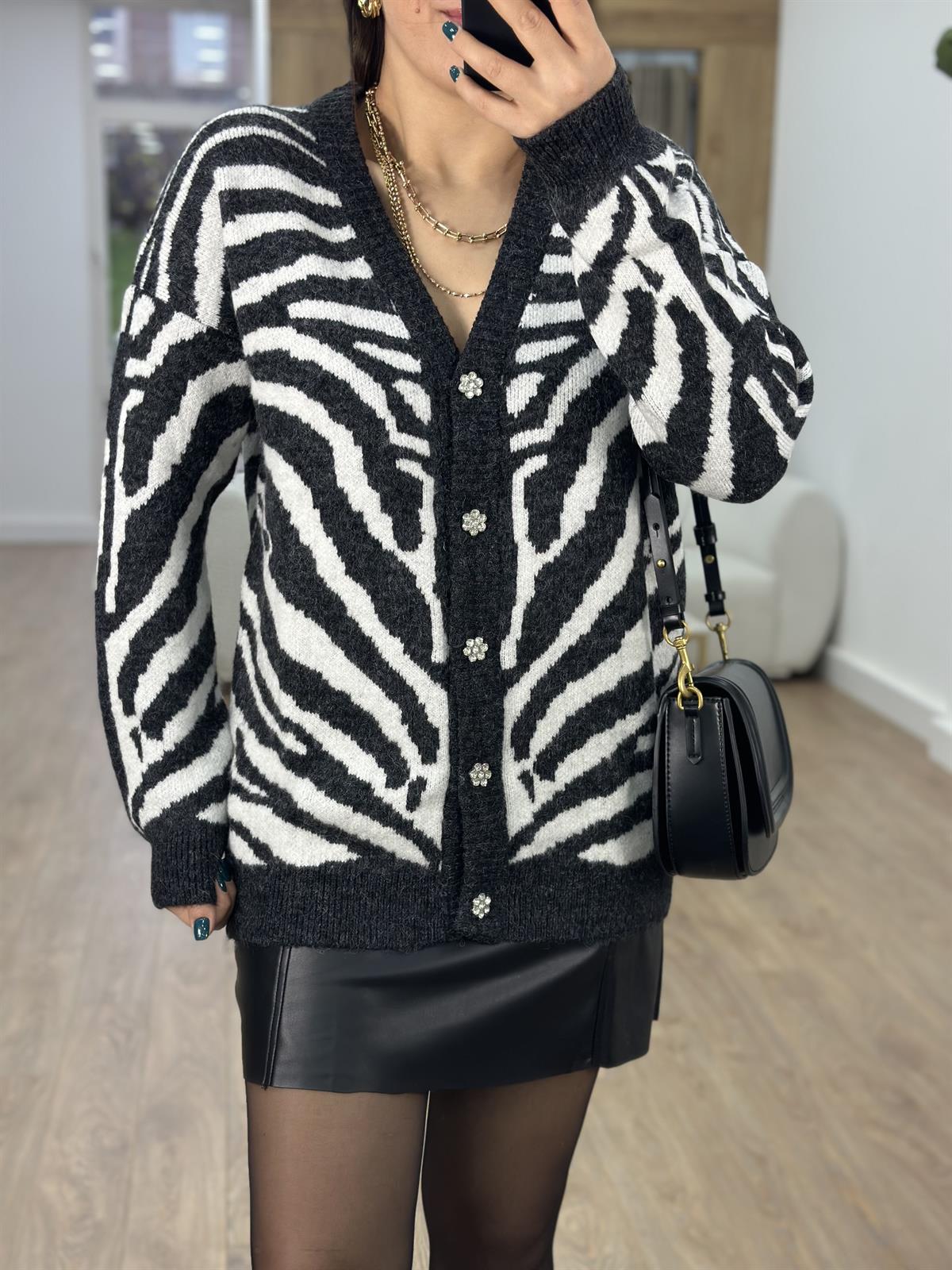 Taş Düğmeli Zebra Desen Hırka-Siyah
