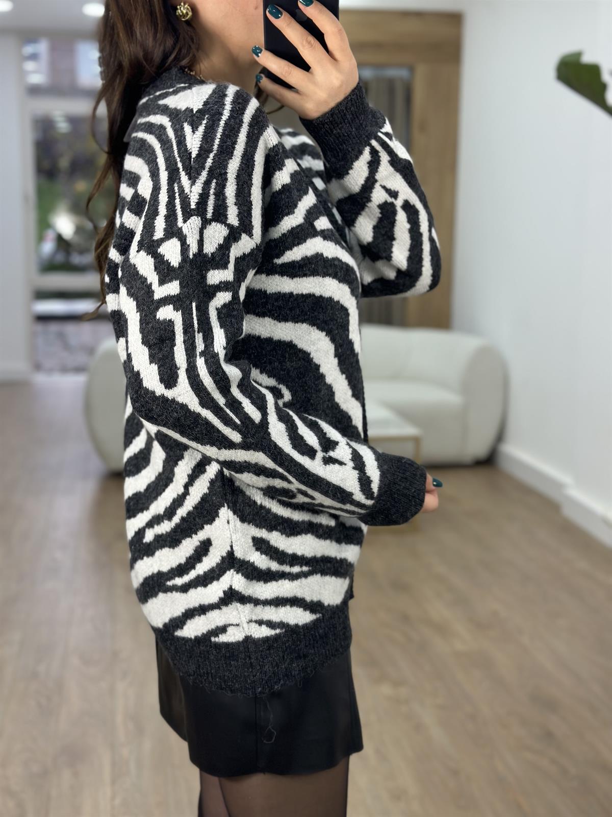 Taş Düğmeli Zebra Desen Hırka-Siyah