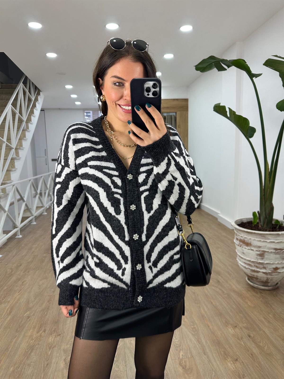 Taş Düğmeli Zebra Desen Hırka-Siyah