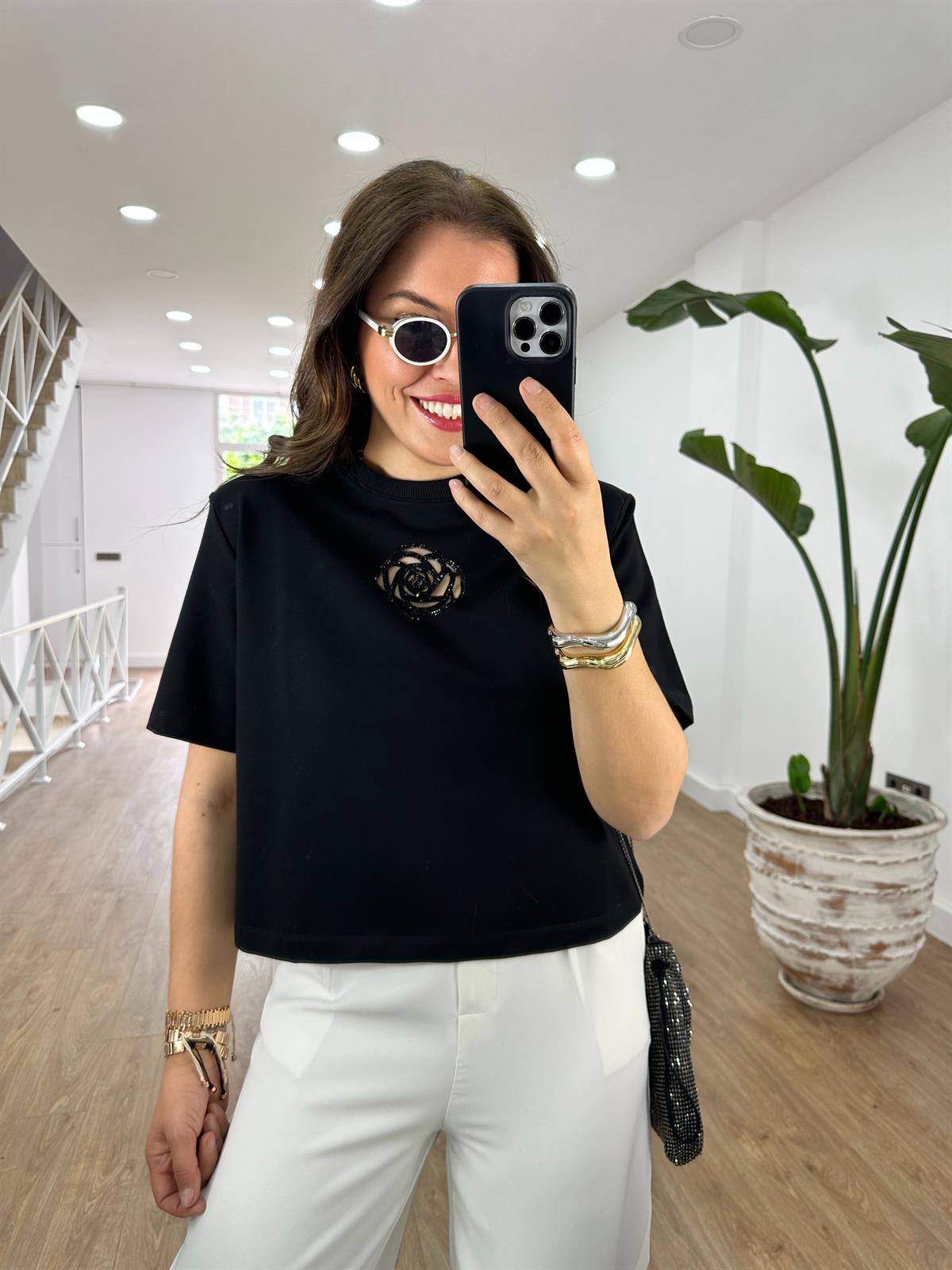 Taşlı Gül Desen Tişört