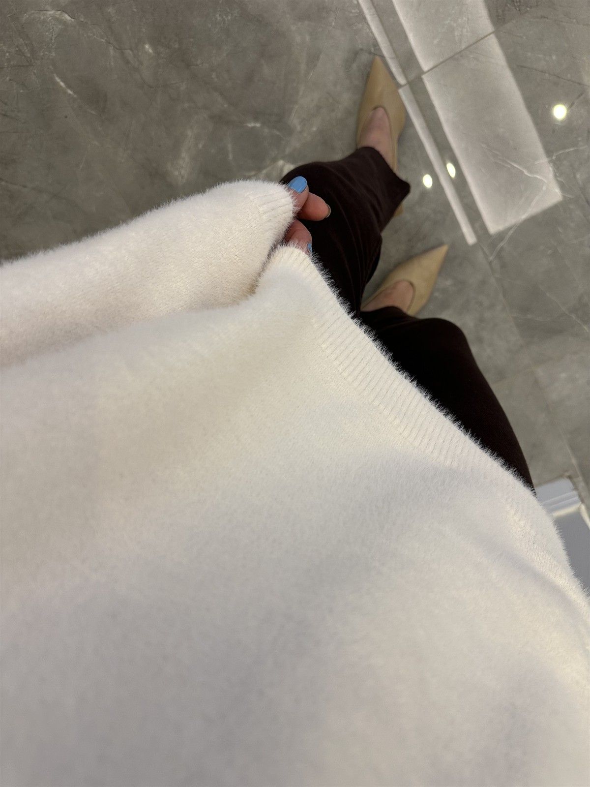 Tek Omzu Açık Yumoş Kazak - Ekru